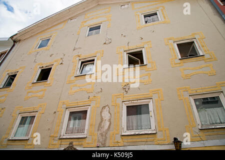 La scarsa manutenzione gable end parete presso l'infermeria del Santo Spirito a Fussen, Baviera, Germania. Foto Stock