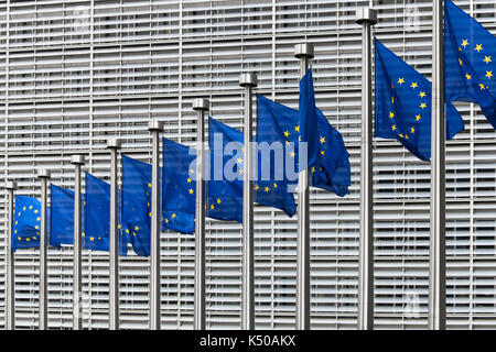 Bandiere europee di fronte all'edificio Berlaymont, sede della Commissione europea, Bruxelles, Belgio.
