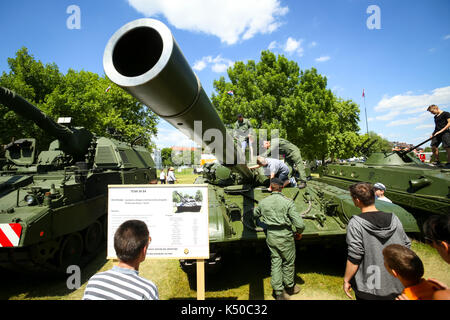 Zagabria, Croazia - 28 Maggio 2017 : Persone sightseeing del serbatoio M 84 esposta al XXVI anniversario della formazione delle forze armate croate sul lago Jarun Foto Stock