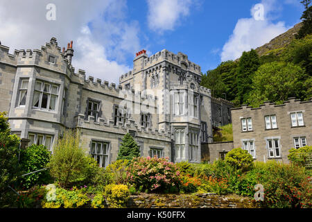 Vista esterna di Kylemore Abbey Connemara, nella contea di Galway, Repubblica di Irlanda Foto Stock