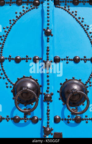 Porta blu con i tradizionali ornamenti tunisino Foto Stock