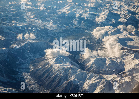 Vista mozzafiato delle alpi montagne dalla finestra di aeroplano Foto Stock