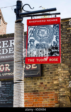 Il Tudor Rose pub segno, un pastore neame pub nel villaggio di upnor, sulla strada alta accanto al castello upnor, kent, Regno Unito Foto Stock