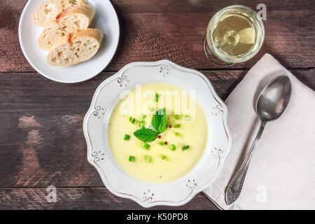 Foto aerea del francese vichyssoise minestra con copyspace Foto Stock