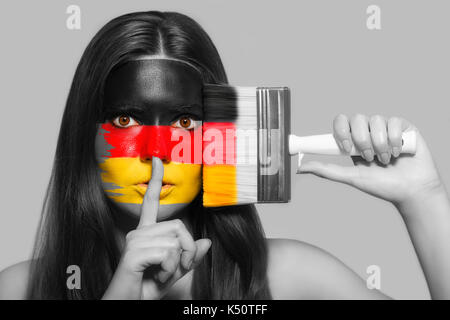 Sostenitore di sesso femminile nei colori nazionali della Germania Foto Stock