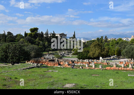 Athens, Grecia - 14 ottobre 2015: persone in visita della antica agora sito archeologico e le rovine del tempio di Efesto. Foto Stock