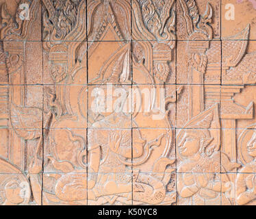 Bassa goffrato stucco sulle piastrelle decorate che intorno alla Chiesa in tempio thailandese. Foto Stock