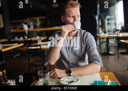 Imprenditore godendo di caffè Foto Stock