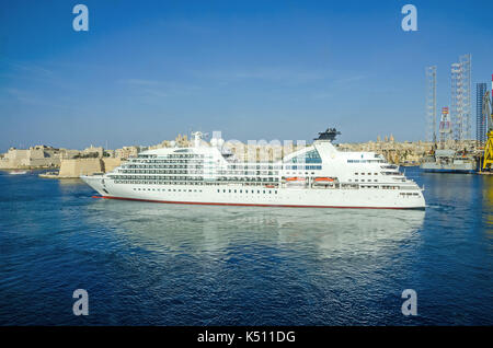 Senglea, Malta - 4 giugno 2017: crociera seabourn odyssey con senglea penisola in uno sfondo come si vede da la valletta. Foto Stock