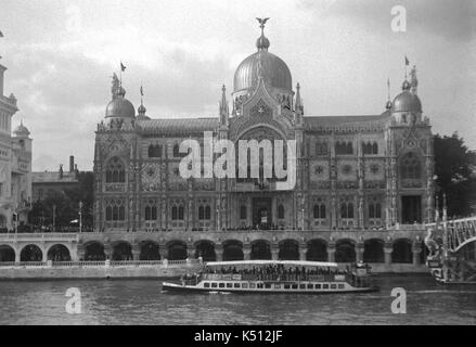 AJAXNETPHOTO. 1900. Parigi, Francia. - Esposizione Universale - LA FIERA MONDIALE - il padiglione di Italia sulle rive della Senna con un gitante barca passando da. Foto; AJAX VINTAGE libreria immagini rif.:()AVL FRA PARIS EXPO 1900 2 Foto Stock