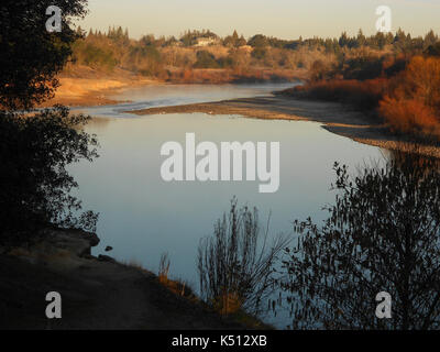 Vista del fiume americano durante la siccità, sacramento County in California Foto Stock