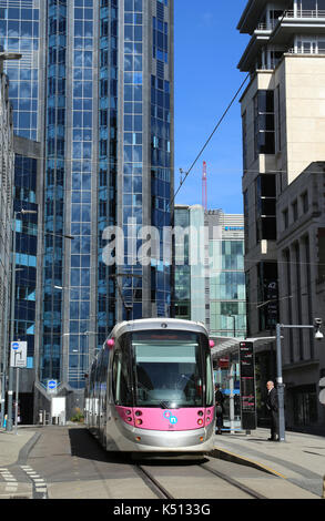 Midland Metro servizio di tram in Bull St, centro della città di Birmingham, UK. Foto Stock