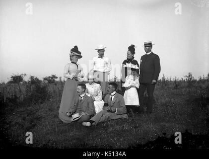 AJAXNETPHOTO. 1900-1910 (circa). La Francia. - Un gruppo in abito di ser pongono per la fotocamera sulla cima di una collina. fotografo:sconosciuto © IMMAGINE DIGITALE COPYRIGHT VINTAGE AJAX Picture Library Fonte: AJAX FOTO VINTAGE COLLEZIONE REF:()AVL PEO FRA GROUP 1900 01 Foto Stock