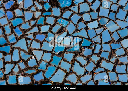 Mosaico sul fondo della piscina distrutta Foto Stock