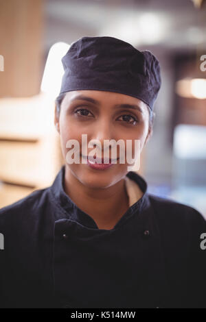 Ritratto di giovane sorridente cameriera attraente al coffee shop Foto Stock