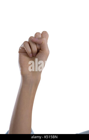 Womans mano pugno di formatura contro uno sfondo bianco Foto Stock