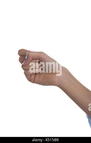 Womans mano pugno di formatura contro uno sfondo bianco Foto Stock