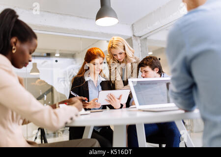 Attività creativa di persone il brainstorming Foto Stock