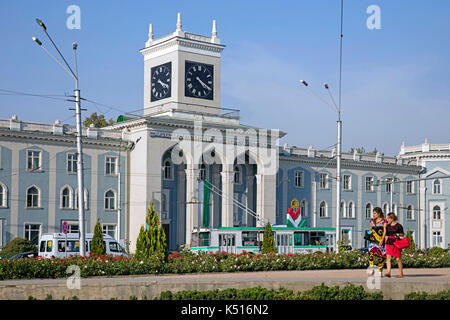 Il traffico e il filobus la guida nella parte anteriore del Tagikistan museo nazionale a Dushanbe Foto Stock