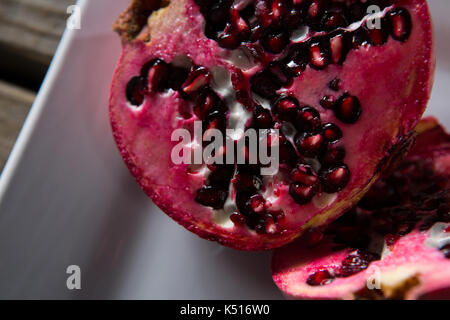 Close-up di melograno in una piastra Foto Stock