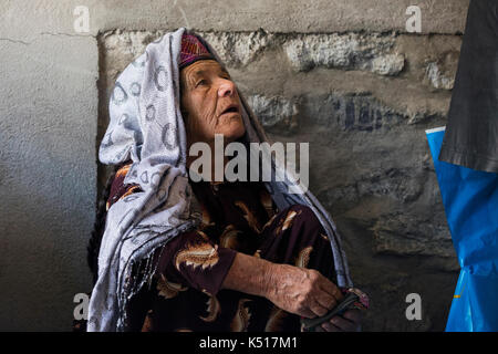 Vecchia donna afghana in abito tradizionale al mercato del sabato / mercato di amicizia tagico-afghano a Khorugh, capitale di Gorno-Badakhshan in Tagikistan Foto Stock