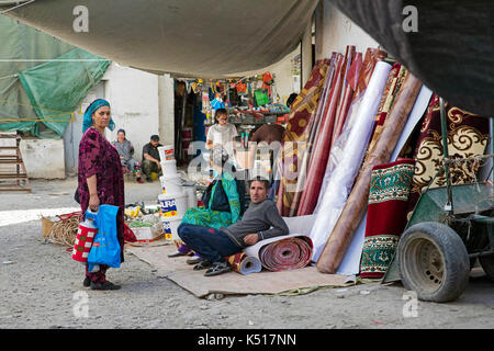 Di commercianti che vendono merci presso il mercato del sabato / tajik-amicizia afgano nel mercato khorugh, capitale di gorno-badakshan in Tagikistan Foto Stock