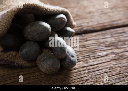 Close-up di patate dolci la fuoriuscita da un sacco Foto Stock