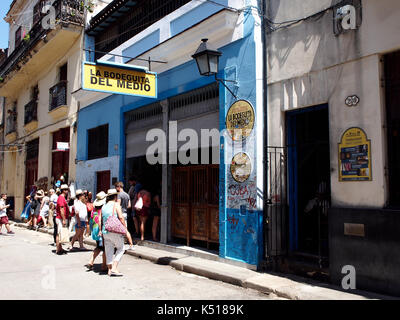 L'Avana, Cuba - 1 Maggio 2016 - Persone provenienti in 'La Bodeguita del medio" Foto Stock