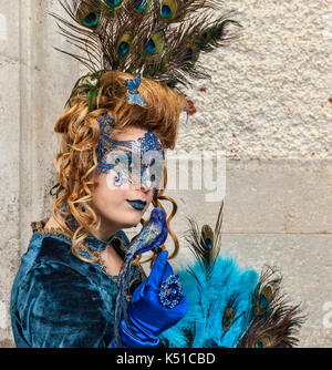 Venezia,Italia- Marzo 2, 2014: ambientale ritratto di una donna che indossa un complesso travestimento blu con penne di pavone,farfalle e uccelli durante il ven Foto Stock