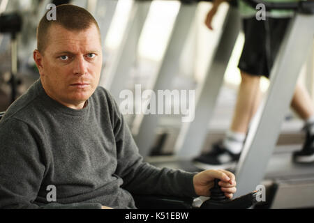 Disabilitato l uomo nel fitness club Foto Stock