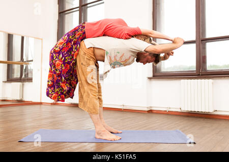 L uomo e la donna pratica yoga partner Foto Stock