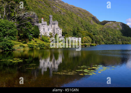 Kylemore Abbey sulle rive del Lough Pollacappul in Connemara, nella contea di Galway, Repubblica di Irlanda Foto Stock