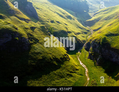 Vista guardando verso il basso sulla grotta Dale un calcare secco Valley vicino a Castleton nel Derbyshire Peak District Inghilterra REGNO UNITO Foto Stock
