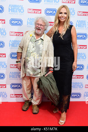 Bill Oddie OBE e Anneka Svenska partecipano agli Animal Hero Awards che si tengono al Grosvenor House Hotel di Londra. Foto Stock