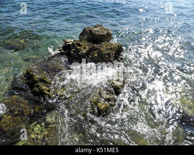 Crikvenica-selce riviera,spiaggia in estate,rock vicino alla riva,costa adriatica,croazia,l'Europa,96 Foto Stock