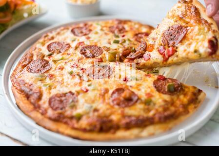 Pizza slize sollevato Foto Stock