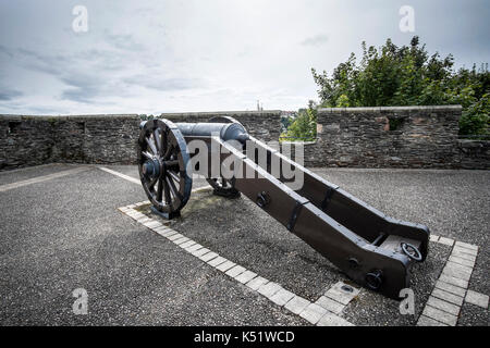 I cannoni sulle mura storiche della città in derry / londonderry, Irlanda del Nord Foto Stock