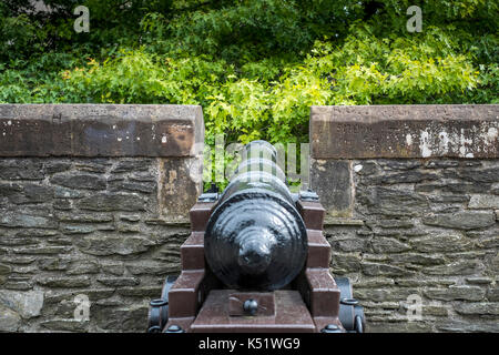 I cannoni sulle mura storiche della città in derry / londonderry, Irlanda del Nord Foto Stock