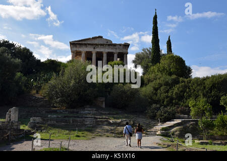 Athens, Grecia - 14 ottobre 2015: le persone che visitano il tempio di Efesto all'antica agorà di Atene, Grecia. Foto Stock