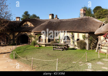 Vista esterna del green dragon inn, hobbiton movie set matamata, waikato, Nuova Zelanda Foto Stock