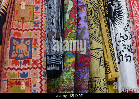 Athens, Grecia - 31 maggio 2015: il tessile e scialli dall India. tessuto colorato con simboli tradizionali e modelli. Foto Stock
