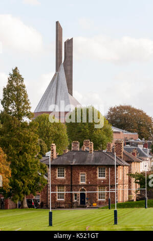 Cattedrale di Clifton si vede attraverso i campi da gioco di Clifton College scuola pubblica. Foto Stock