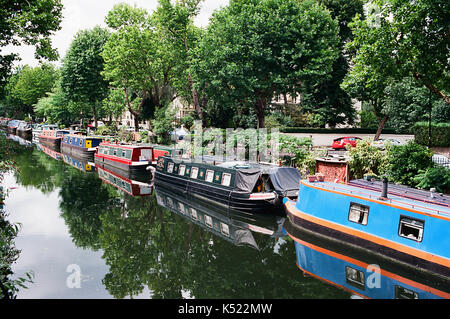 Fila di narrowboats sul Regents Canal vicino a Little Venice, LONDON REGNO UNITO Foto Stock