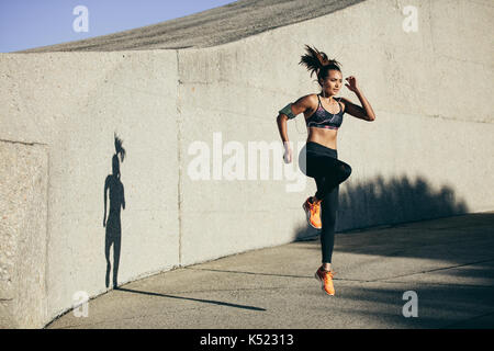 Donna fitness cardio facendo intervallo di allenamento all'aperto. Femmina caucasica in sportswear esercizio all'aperto in mattina. Foto Stock