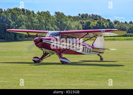 Simon hildrop's 1956 piper tri-pacer g-atxa è stato equipaggiato con un kit tailwheel carro. Esso è raffigurato taxying in oriente kirkby in 2015. Foto Stock