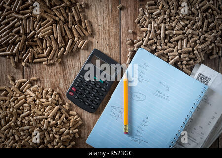 Calcolo spese domestiche tra diffenrent valore di riscaldamento di pellet pellet di legno, biomasse, efficace, ecologico ed economico h Foto Stock