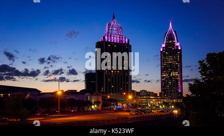 Centro mobile, Alabama skyline al calare della notte Foto Stock