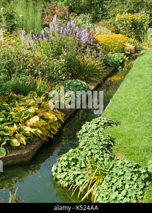 Bellissimo giardino frontiere e funzione acqua, Coton Manor Gardens, Northamptonshire, Inghilterra, Regno Unito. Foto Stock