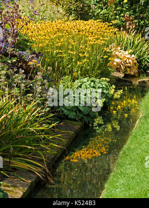 Bellissimo giardino frontiere e funzione acqua, Coton Manor Gardens, Northamptonshire, Inghilterra, Regno Unito. Foto Stock