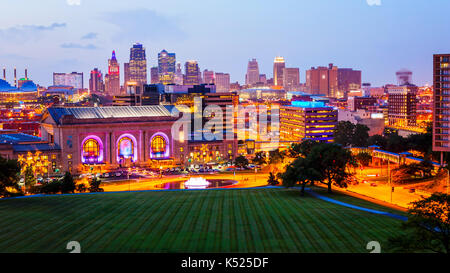 Kansas City, Missouri cityscape skyline quando scende la notte sopra il centro cittadino (logo sfumata per uso commerciale) Foto Stock
